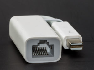Thunderbolt Ethernet -adapteri Macbookeille. © Raimond Spekking / CC BY-SA 4.0 (via Wikimedia Commons)